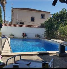 Chalet en Los Pinos. Espectacular chalet con piscina en la colonia san miguel