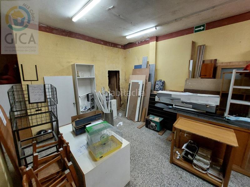 Foto 8df76669-bd18-4a8c-8ff4-a3542bb27b5e. Local comercial se vende local comercial en pleno centro junto a plaza alta en Algeciras