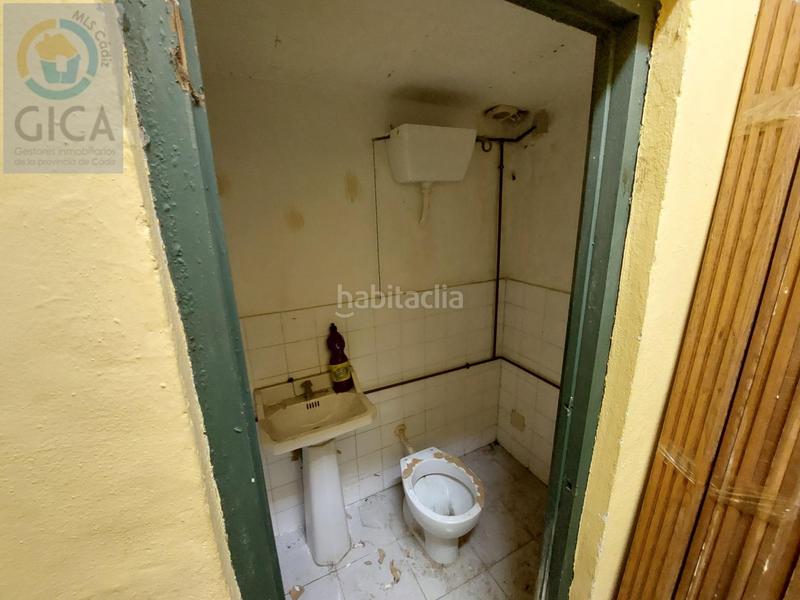 Foto 9f796478-af73-46b4-b591-f9b893b7505a. Local comercial se vende local comercial en pleno centro junto a plaza alta en Algeciras