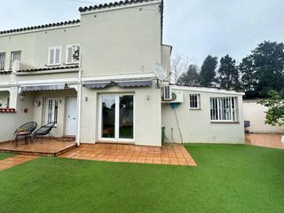 Towny house in Barrios (Los). Exclusiva vivienda pareada con jardín en guadacorte