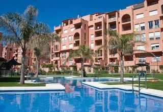 Apartament a El Castillo. Apartamento en segunda línea de playa con acceso directo a pisci
