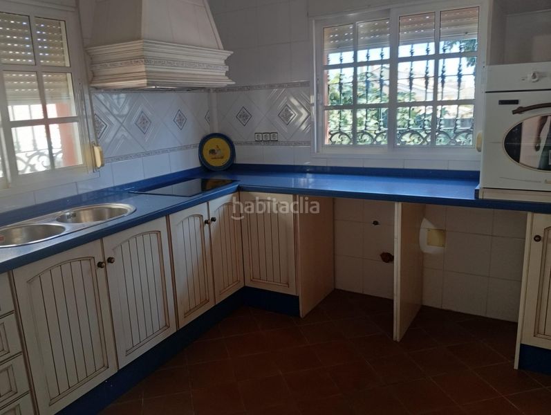 Foto 129f8033-fc44-4865-8b52-486f1792b2a9. House with parking in El Rinconcillo Algeciras