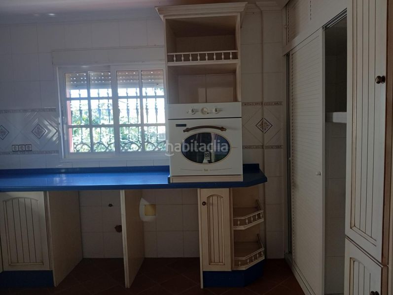 Foto 2bb3a423-0c67-4604-a722-861a4677b28e. House with parking in El Rinconcillo Algeciras