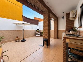 Reihenhaus in San Pedro-Gabriel Miró-María Guerrero. Vivienda con patio, garaje y cocina exterior en zona residencial