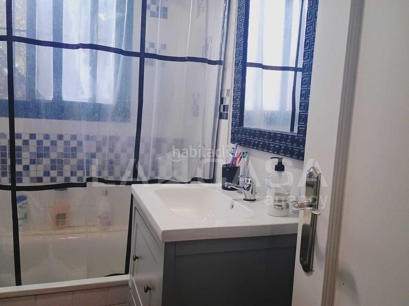 Foto a5538292-e01b-413b-a42d-46831a1f4372. Casa adossada amb aparcament a Bajadilla - Fuente Nueva Algeciras