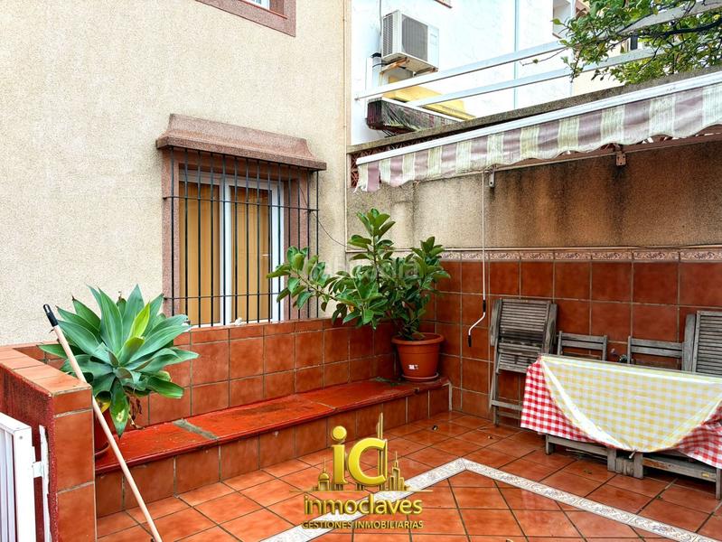 Foto 3d9d3da4-e3fa-46d0-8134-39c7a11c6738. Casa adossada amb aparcament a San Bernabé Algeciras