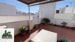 Casa a Casco Antiguo. Amplia casa en el barrio san isidro