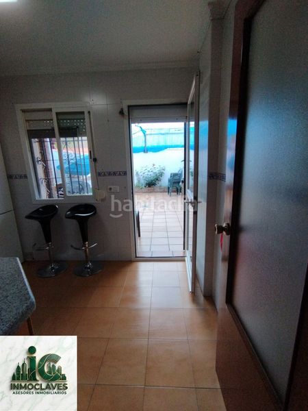 Foto 1eefdacd-2a0f-4243-b806-415738c7c545. Casa adossada amb aparcament a San Bernabé Algeciras