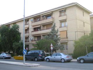 Pis en Parque Avenida. Bajo de 4 dormitorios  en avenida de la cruz roja con patio list