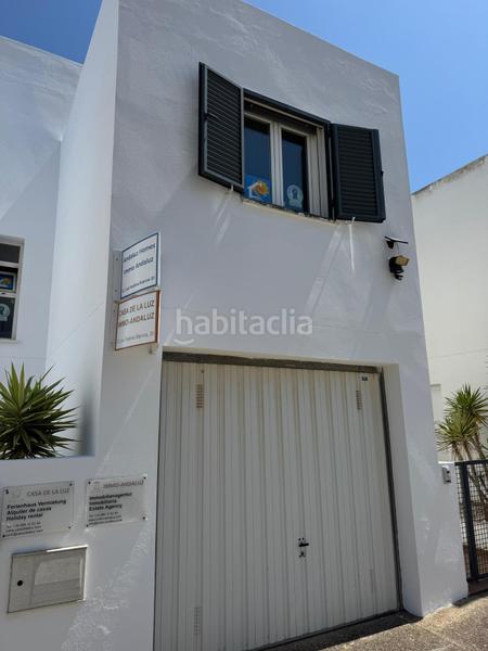 Foto 5075470c-29d1-4f76-86c4-d15bb4e2928d. Casa adosada adosado con jardín y piscina a 5 min de la playa en Conil de la Frontera