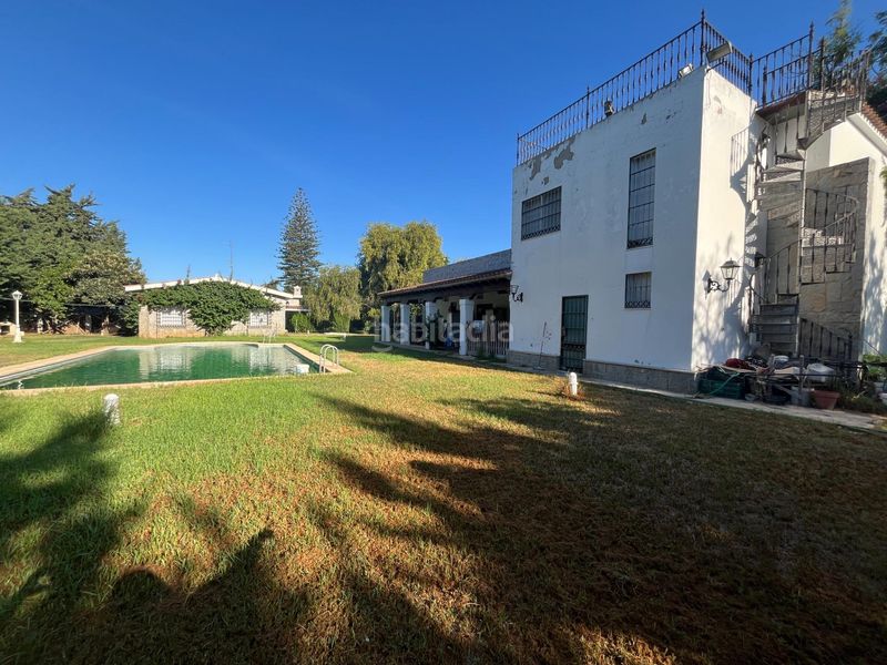 Foto ac74ce1a-5ccf-42b4-b221-8ff2a1f5e87c. Chalet finca urbana de 2600 metros con gran chalet , dos viviendas, trastero y piscina en Jerez de la Frontera