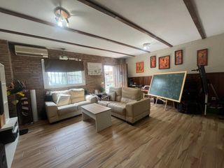 Casa adossada a Caballero Bonald-S. José Obrero-Guadalcacín. Gran adosado de renta libre zona noroeste