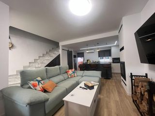 Casa adosada en Caballero Bonald-S. José Obrero-Guadalcacín. Adosada reformada con gran patio delantero