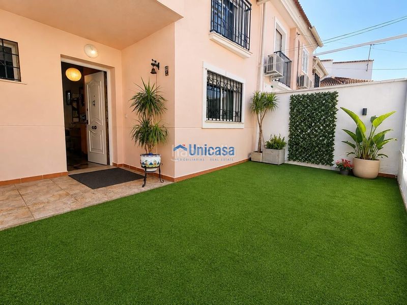 Foto 01dbf0d6-f94d-4f1c-bc0d-dcf3abf4d02c. Casa adossada amb aparcament a Santa Isabel Málaga
