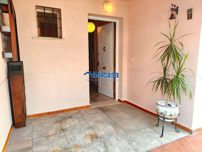 Foto c702e4cd-aeb2-4fb9-9d4a-5bfb17017f8a. Casa adossada amb aparcament a Santa Isabel Málaga
