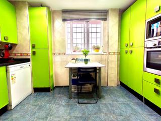 Dplex  Calle llana. Dplex amplio con 3 habitaciones dobles y patio con vistas despe