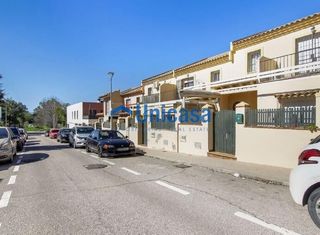 Xalet  Calle flor de loto. Amplia vivienda con garaje, sótano y espacios exteriores en la h