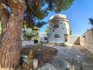 Chalet à Santa Isabel. 696 m2 de parcela urbana  523 m2 adicionales  27 m de fachada  p