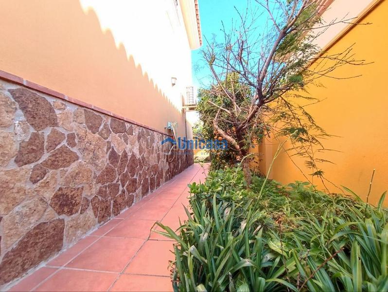 Foto c21b5aba-ec44-4a0a-997f-9a4fbf3a13c3. Chalet gran chalet independiente en zona el chaparral, puerto de la torre en Málaga