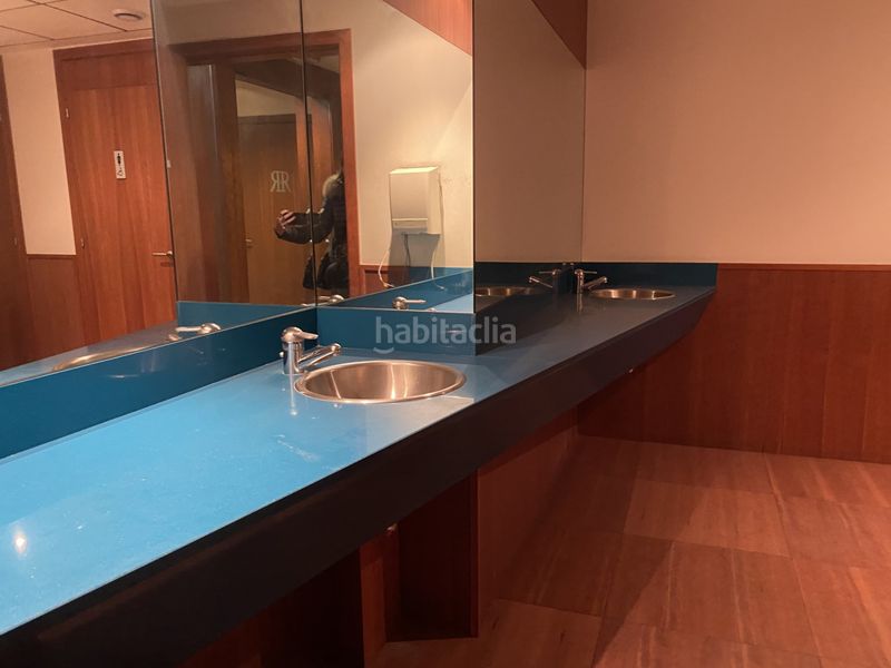 Foto f85301e9-1aa9-414f-a7b7-2cfc8b8d858c. Miete büro in Centre Vic