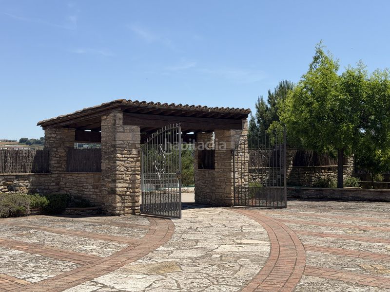 Foto 4f664272-2ce1-4a5d-8ca8-05d7303982ea. Masia amb calefacció aparcament a Banyoles