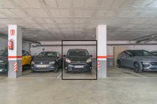 Aparcament cotxe a Can Tintorer-Can Tries. Plaza de parking en can tintoré