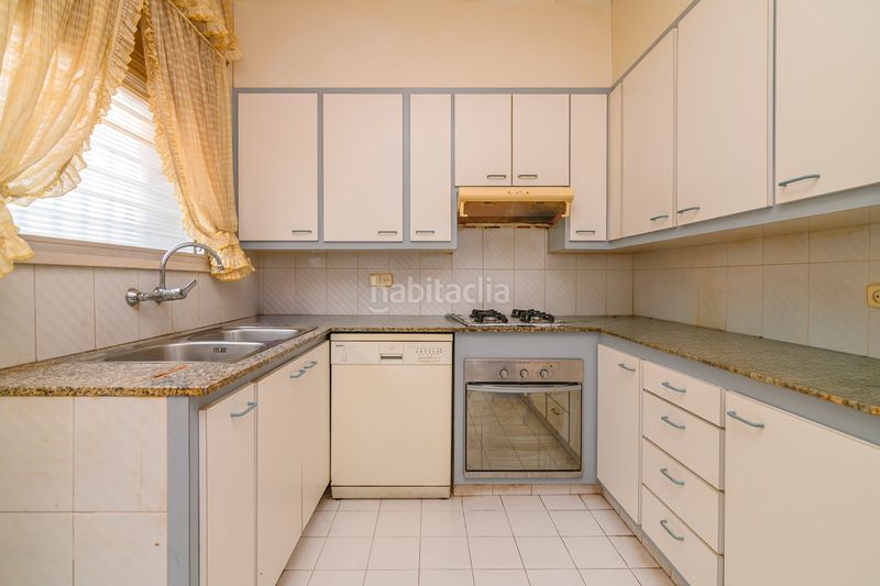 Foto 104aa6bd-8edd-480a-bbb3-93583ab73f2e. Casa amb calefacció aparcament a Passeig Maragall Gavà