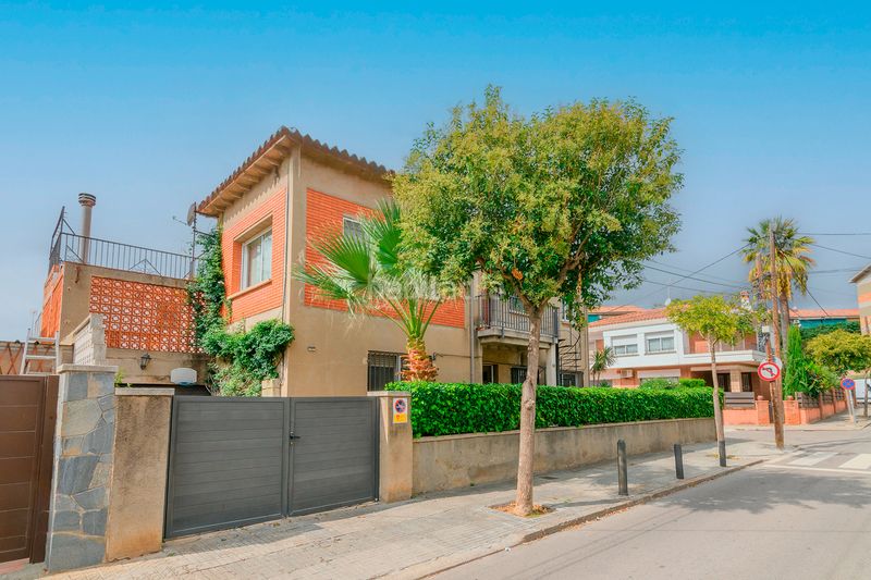 Foto 16cc8fb1-0021-4199-a3bd-468da21f8359. Casa amb calefacció aparcament a Passeig Maragall Gavà
