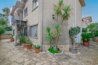 Maison à Passeig Maragall. Casa independiente en gava