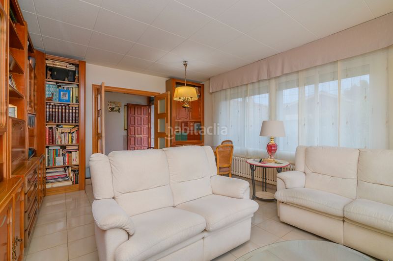 Foto 538cb625-0231-48d8-a284-25f866f405c6. Casa amb calefacció aparcament a Passeig Maragall Gavà