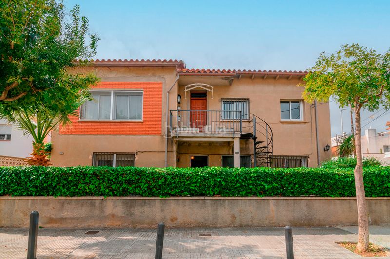 Foto daaf5a1a-5dee-460a-89e6-1d27f8cb9fef. Casa amb calefacció aparcament a Passeig Maragall Gavà