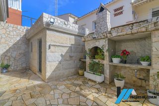 House in Passeig Maragall. Casa en el centro del pueblo con parcela de 300 m²