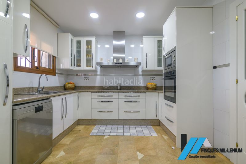 Foto f6c4097f-a417-48e4-b948-bd4abbe70338. Casa amb calefacció aparcament a Passeig Maragall Gavà