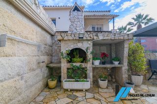 Casa en Passeig Maragall. Casa en el centro del pueblo con parcela de 300 m�