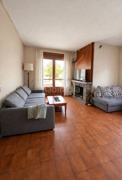 Foto bed09a23-86bb-4cc4-ace3-bd2ccae632c7. Casa amb aparcament a Corbera de Llobregat