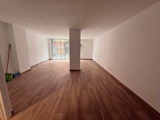 Local Comercial a La Gavarra. Local reformado en venta en cornella
