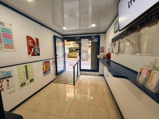 Local Comercial a La Gavarra. Se vende local con licencia
