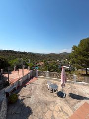 Haus in Canyelles. Asa independiente a cuatro vientos en la urbanización vora sitge