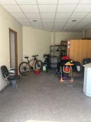 Business premise in Diagonal-Colomeres. Local comercial en alquiler de 38 m� con patio y ba�o completo