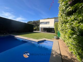 Haus in Can Sans. Novedosa vivienda con jard�n y piscina