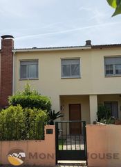 Casa en Sant Vicen� Centre. Acogedora casa adosada en el centro de la poblaci�n