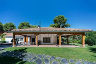Chalet in Monteamor-La Carrasca-El Peucal. Exclusivo chalet en venta en náquera