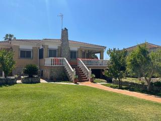Xalet a Isla Cristina. Vr734 espectacular chalet con preciosos jardines en urb. las pal