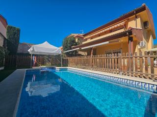 Xalet  Calle iv centenario. Precioso chalet con piscina y estupendos exteriores en los villa
