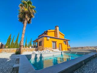 Xalet  Camino de jabalcuz. Espectacular casa con piscina y amplios espacios exteriores en c