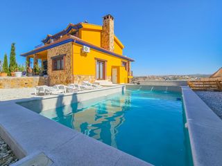 Chalet  Camino de jabalcuz. Espectacular casa con piscina y amplios espacios exteriores en c