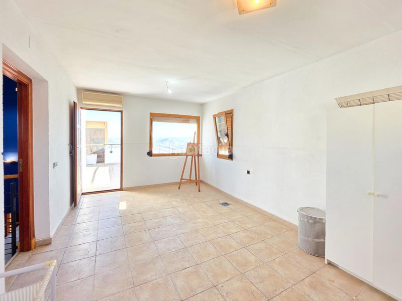Foto 9cc8e00c-93b2-4459-a9b2-099513295369. Casa adossada amb xemeneia calefacció aparcament piscina a Jaén