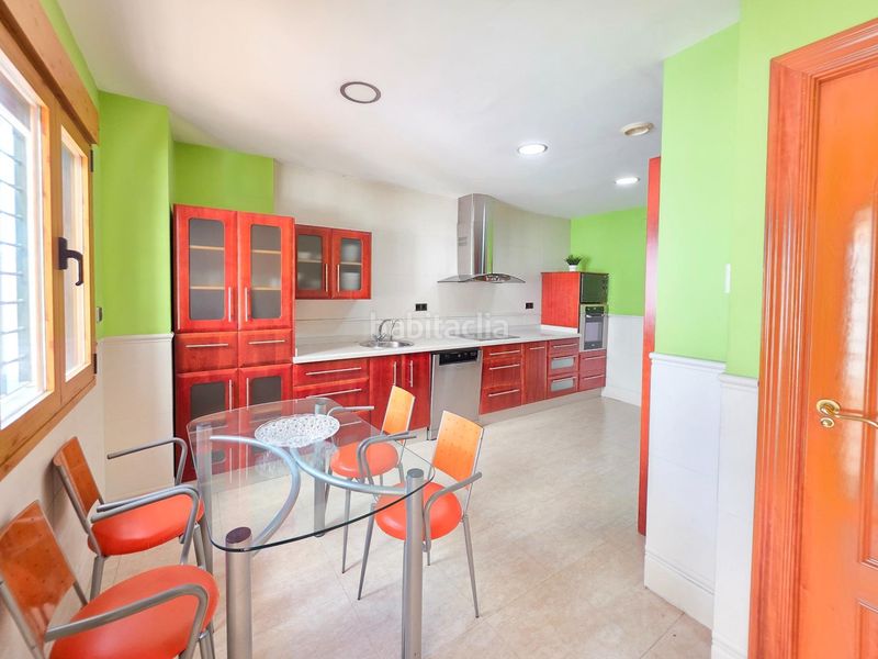 Foto bca57634-f37c-4907-8834-bd8843eeadcb. Casa adossada amb xemeneia calefacció aparcament piscina a Jaén