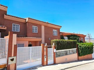 Casa adossada  Calle urbanización jardines de la yuca. ¡estupenda casa adosada en urbanización jardines de la yuca!