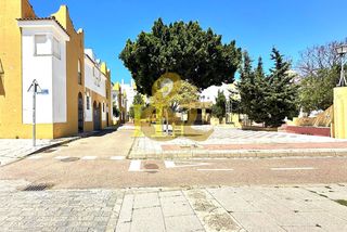Reihenhaus in Centro-Calzada-Cabo Noval. Unifamiliar junto a la calzada...